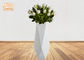 Τα σύγχρονα γεωμετρικά διαμορφωμένα δοχεία λουλουδιών φίμπεργκλας με το στιλπνό λευκό/το λευκό μεταλλινών τελειώνουν