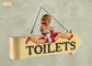 Αστείο παχύ κρεμώντας σημάδι τοίχων ειδωλίων Polyresin γυναικείων Toilet κατεύθυνση σημαδιών διακοσμητικό